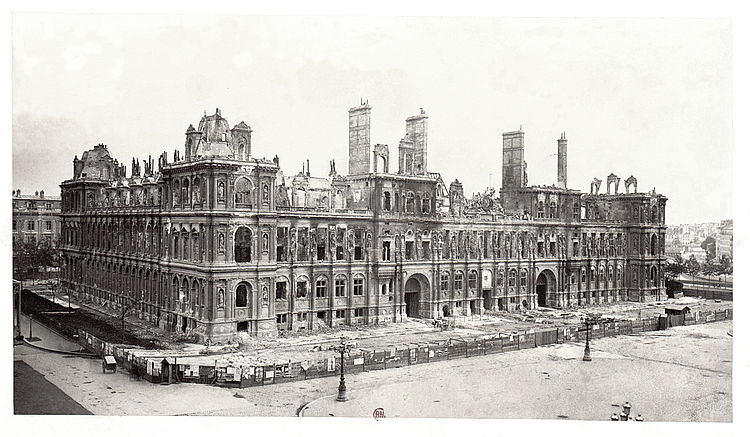 Отель-де-Виль (парижская ратуша), пострадавший от пожара, возникшего в ходе уличных боёв в мае 1871 года
