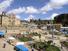 Plaza de Haquira, iglesia San Pedro, izquierda: ElSoqya Qaqa , Cotabambas
