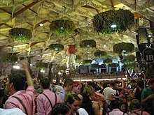 Intérieur de la Hofbräu-Festzelt, en soirée