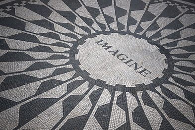 Çiyələk meydançasında "Imagine" yazılmış mozaika