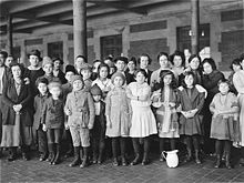 Immigrant-children-ellis-island.jpg