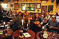 アイリッシュ・パブにおけるアイルランド音楽のセッション。楽器はアングロ・コンサーティーナ（右端）、ダイアトニック・アコーディオン、バウロン。2008年、ドイツで撮影。