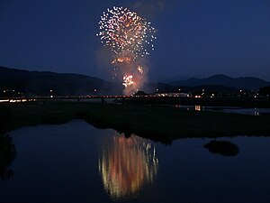 宮川橋上（打ち上げ会場北）から撮影した2011年（平成23年）の第59回大会の様子
