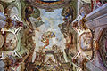 Nástropní malba lodi iluzivně navazující na architekturu chrámu.