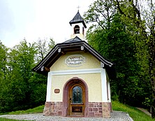 Kapelle der Seligpreisungen (li.: Rückansicht mit Watzmann; re.: Frontansicht)
