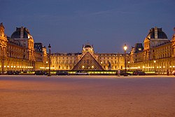 http://upload.wikimedia.org/wikipedia/commons/thumb/f/f0/Louvre_at_night_centered.jpg/250px-Louvre_at_night_centered.jpg
