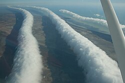 250px MorningGloryCloudBurketownFromPlane 空に架かる雲の帯、モーニンググローリー！