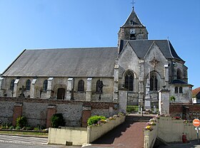 L'église, entourée du cimetière, a une silhouette particulièrement massive.