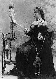 Som Marguerite i Faust. Foto omkring 1896.