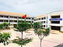 Buildings and a courtyard in the Nguyen Quang Dieu High School