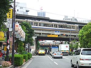 福島站橫跨在浪速筋（日語：なにわ筋）上方的架空月台