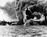 USS Arizona horí 7. decembra 1941 po nálete na Pearl Harbor.