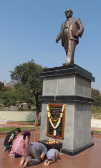 औरंगाबाद के डॉ॰ बाबासाहेब आम्बेडकर मराठवाड़ा विश्वविद्यालय में आम्बेडकर की मध्य मूर्ति पर श्रद्धांजलि अर्पित करते हुए लोग।