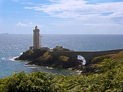 La pointe du Petit Minou avec son phare, dans la Rade de Brest.