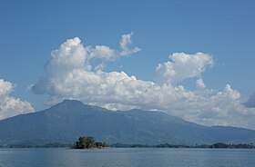 Vue du Phou Bia (pyramidion à l'arrière-plan au centre) depuis le lac de la Nam Ngum.