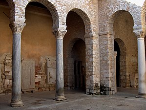 Atriumin marmoripylväiden koristelussa näkyy bysanttilainen versio korinttilaisista pylväistä.