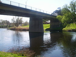 Közúti híd a folyó felett