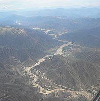 Chuqui Chuqui (Mitte rechts, an der Linkskurve des Río Chico) aus der Luft