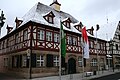 La bandiera della Franconia davanti al municipio di Feucht, Nürnberger Land, Media Franconia