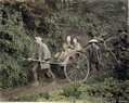 To japanske kvinder i en rickshaw, ca. 1860-1900.