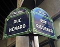 Plaque de rue de la rue Hénard, au coin de la rue Riesener.