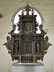 Sakshaug gamle kirke ble antagelig innviet i 1184. Altertavla er skåret ca 1655 og malt i 1692