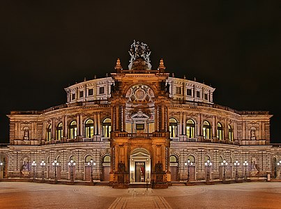 Demokratik Cumhuriyeti döneminde "Dresden Devlet Opera Evi" olup günümüzde "Semper Oper" adıyla tanınan "Saksonya Eyaleti Opera Evi" 'nin gece görünümü. (Üreten: Wikinaut)