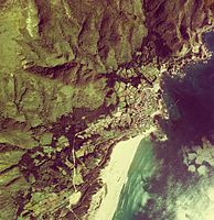 尻労（しつかり）の空中写真国土交通省 国土地理院 地図・空中写真閲覧サービスの空中写真を基に作成（1975年撮影） 静狩と類似した地形である事がわかる。