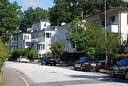 Stadsdelen Skår präglas av funkisbebyggelsen längs Skårsgatan.