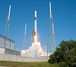 Raketa Falcon 9 vynáší kosmickou loď Dragon na misi CRS-19.