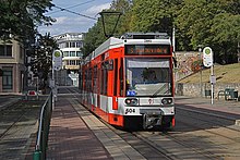 Straßenbahn an der Haltestelle Zentrum in unmittelbarer Nähe zum Merseburger Hauptbahnhof