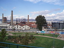 photographie couleurs : paysage urbain avec cheminées d'usine en briques