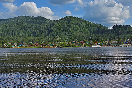 Село Иогач с противоположного берега озера