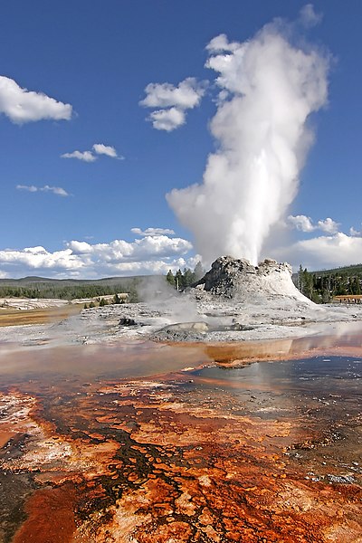 Súbor:Yellowstone Castle Geysir 2.jpg