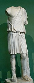 Statue d'un jeune homme à tunique courte trouvée en 1874 via Ariosto, copie d'un original hellénistique du IVe siècle av. J.-C.