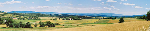 Panorama ziemi kłodzkiej - widok na Kotlinę Kłodzką i Rów Górnej Nysy, wraz z okalającymi pasmami: Górami Bardzkimi, Złotymi i Bialskimi, oraz Masywem Śnieżnika