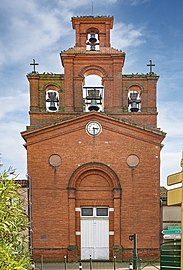 Façade et clocher en peigne de L'église Sainte-Foy.