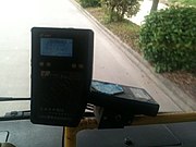 原惠州公車總公司的「一車雙機」布局，其中右側平置的閱讀器為第一代惠州通閱讀器，左側立置的閱讀器為惠州公車IC卡閱讀器
