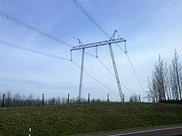 750 kV:n suurjännitelinja M3-valtatien äärellä.