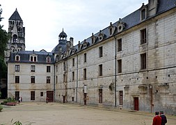 Cour intérieure bâtiments conventuels, abritant aujourd'hui le Musée Fernand-Desmoulin et des salles d'exposition.