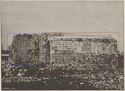 Vue au coin sud-ouest de l'ensemble : en bleu la façade ouest du donjon et en vert la poterne, en rouge les façades ouest (à gauche) et sud (à droite) du bâtiment adjacent au donjon.