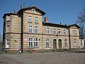 Bahnhof mit Empfangsgebäude, Stellwerk und Perronhalle