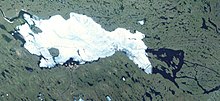 Satelita bildo de la Baker-lago - la enfluejo de Thelon-rivero (okcidente) kaj Kazan-rivero (sude), kaj la elfluo al la Chesterfield Inlet (oriente) estas klare rekoneblaj
