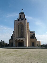 Basílica de Maipú con forma arquitectónica que imita virgen María con capa.JPG