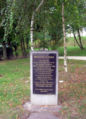 «Bosquet de la Llibertat», placa en memòria de 165 resistents afusellats pels nazis al Mont Valérien.