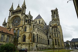 Choir of Laon Cathedral, replaced in 1205-1220, Classic Gothic & "English" Cathedrale vue du palais de justice 05984.JPG