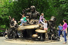grande sculpture en bronze avec personnages et champigons