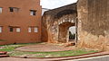 De linker buiten zijde van de Puerta de la Misericordia, goed te zien is het restant van het semi-elliptisch fort.