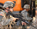 Americký voják držící M4A1, oblečený v nové uniformě ACU.