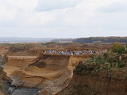 Pozůstatky Hambašského lesa a protestující aktivisté na okraji hnědouhelného Dolu Hambach (listopad 2017)